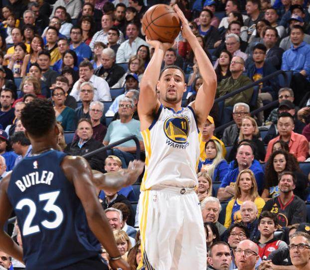 在草地场地 在草地场地